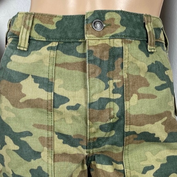 NEW FREE PEOPLE REVOLVE GREEN CAMO CROPPED PANTS - Picture 4 of 11